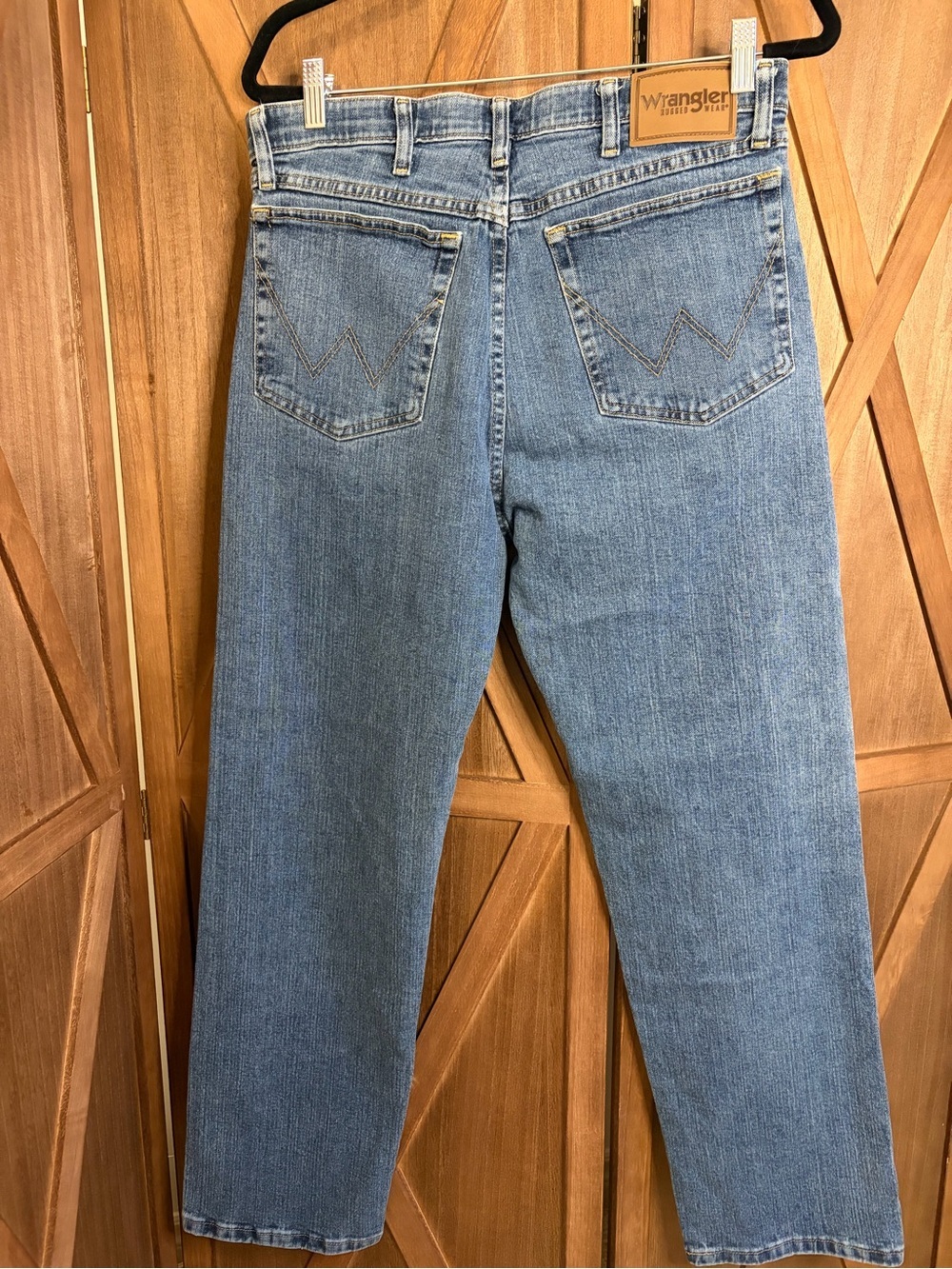 WRANGLER Rugged Wear Men's Medium Wash Blue Denim Jeans
SIZE: 34 x 30
